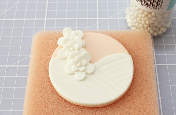 Bride and groom cupcakes