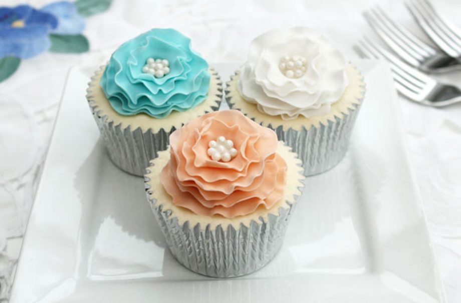 Ruffle flower cake decorations