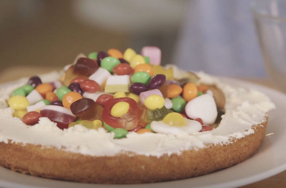 How to make a pinata cake