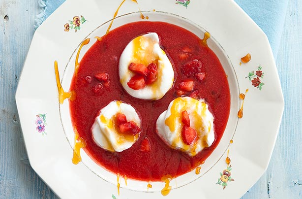 Soft meringues on berry coulis
