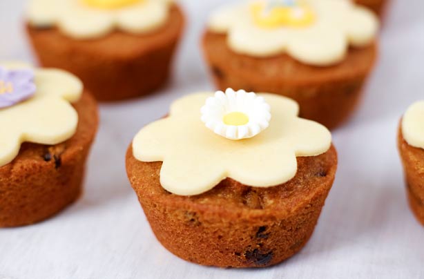 Simnel cake buns