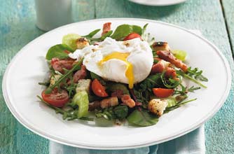 Poached egg and bacon salad