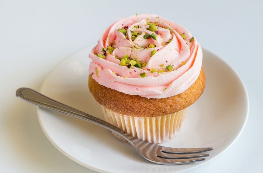Rose and pistachio cupcakes