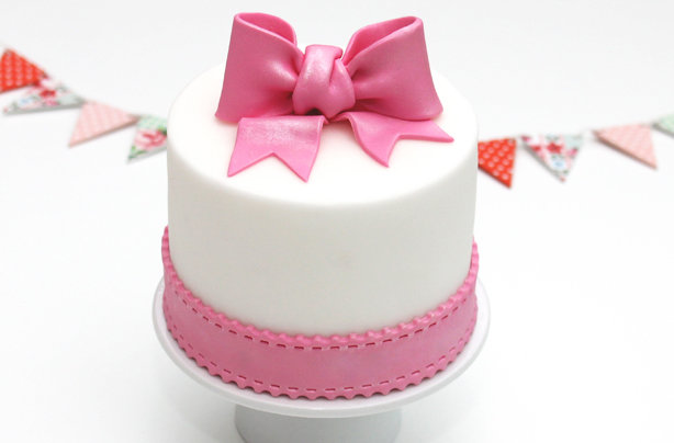 Bow cake decoration