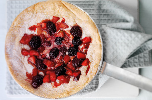 Souffle omelette with apples and blackberries