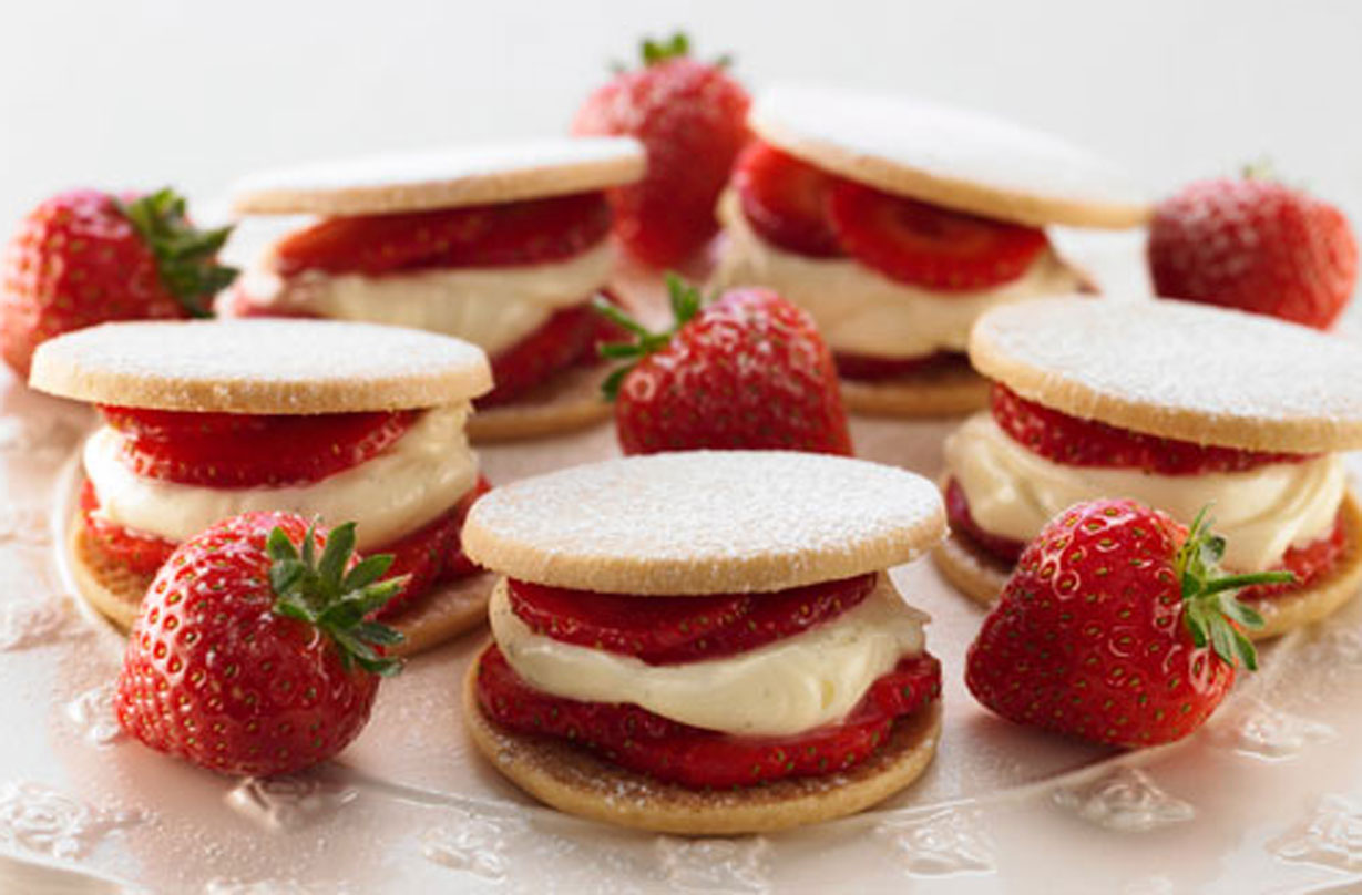 Strawberry and mascarpone shortbreads