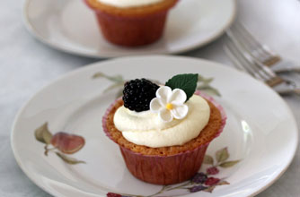 whitechocolateandblackberrycupcakes