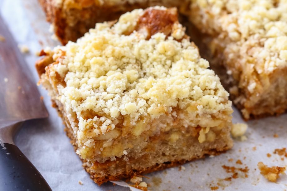 Apple crumble tray bake