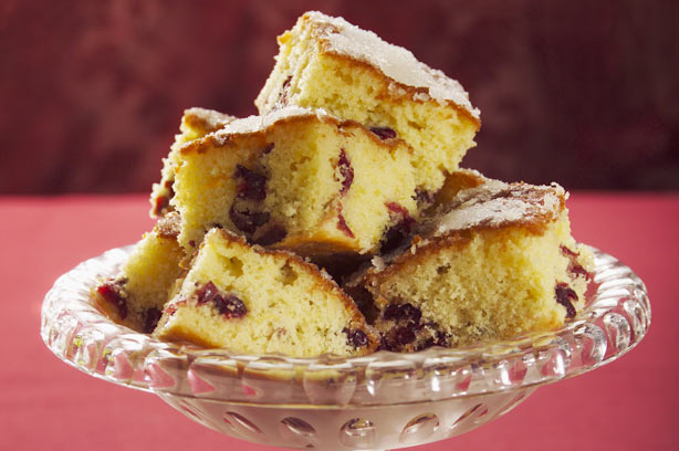 Lemon and cranberry cube cakes
