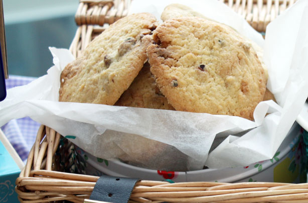 Pistachio and white chocolate cookies