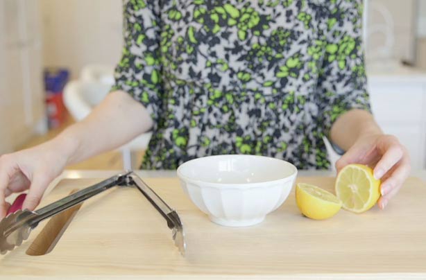 Food hack: How to squeeze a lemon with tongs