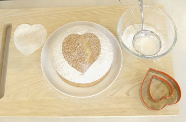 Food hack: How to use cookie cutters to decorate a cake