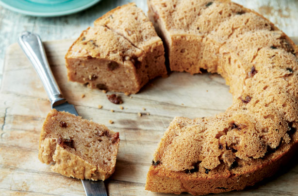 Low-sugar apple and cinnamon cake