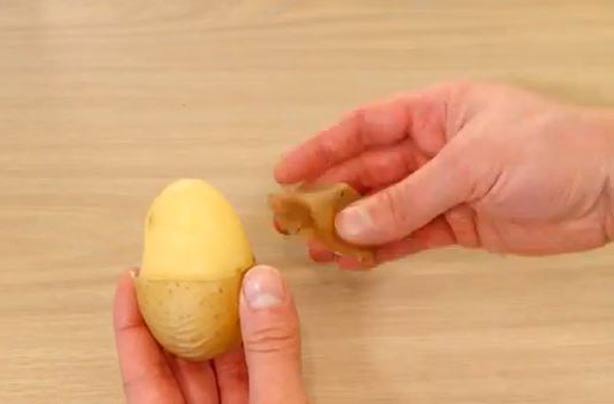 How to peel a potato without a potato peeler