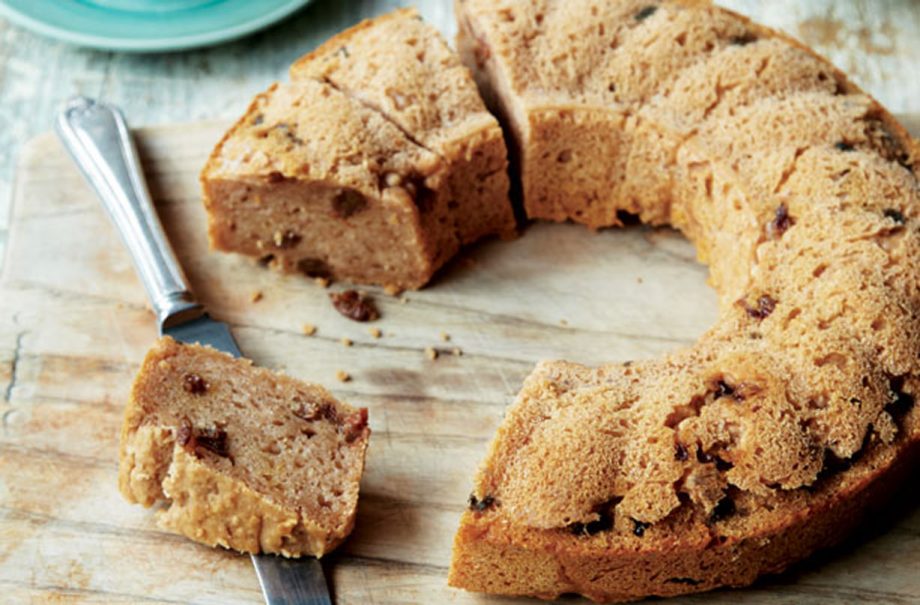 Low-sugar apple and cinnamon cake