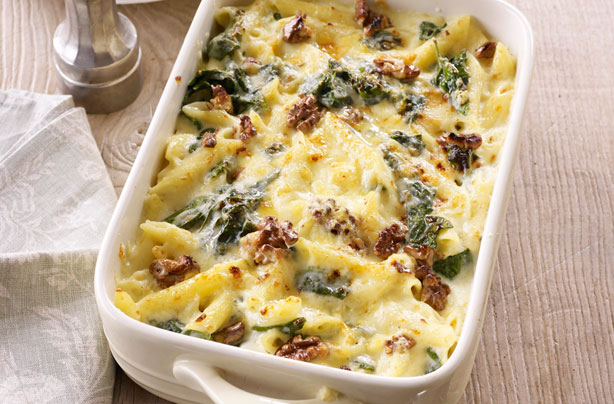 Cheese, spinach and walnut pasta bake