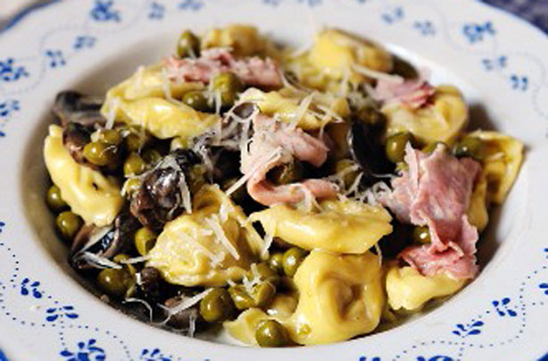 Tortelloni with ham and mushrooms