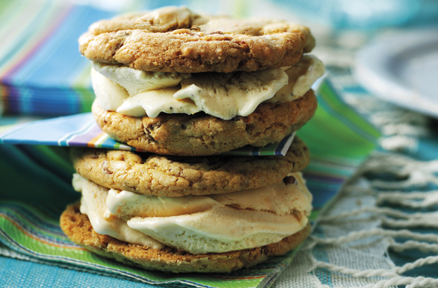 Summer dessert recipes: Cookie ice cream sandwich