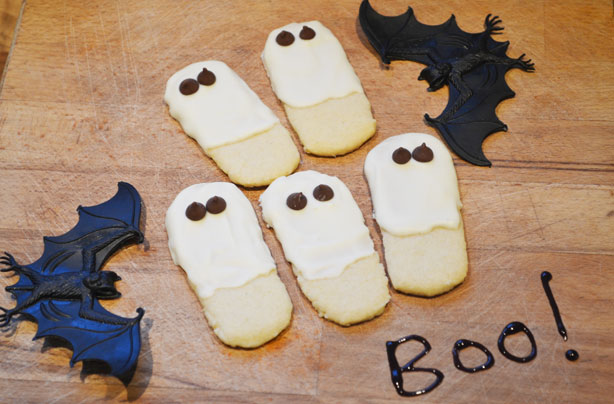 Halloween treats: Halloween ghost biscuits