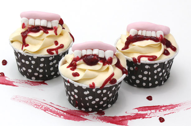 Easy Halloween cupcakes: Halloween fang cake decorations