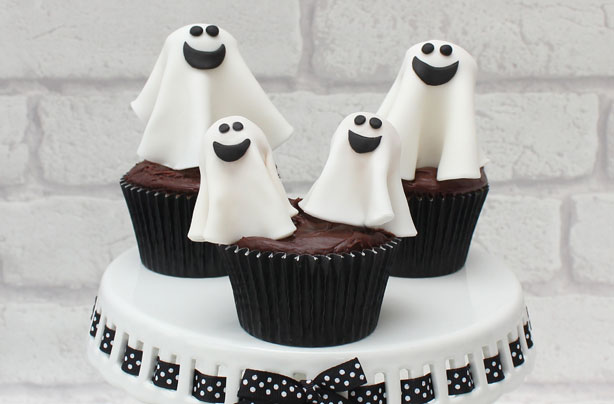 Easy Halloween cupcakes: Halloween ghost cake decorations