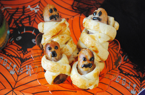 Halloween-recipes-sausage-mummies
