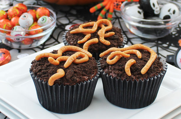 Easy Halloween cupcakes: Halloween worm cupcakes