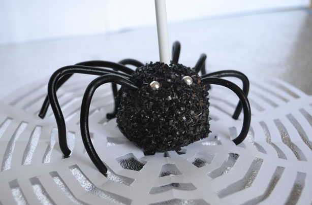 Halloween treats: Spider cake pops