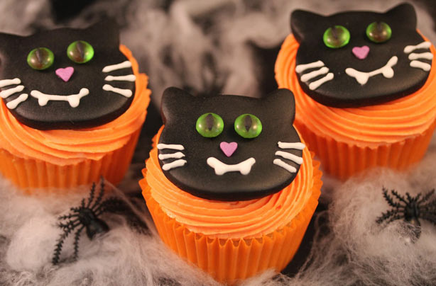 Easy Halloween cupcakes: Victoria Threader Halloween kitty cupcakes