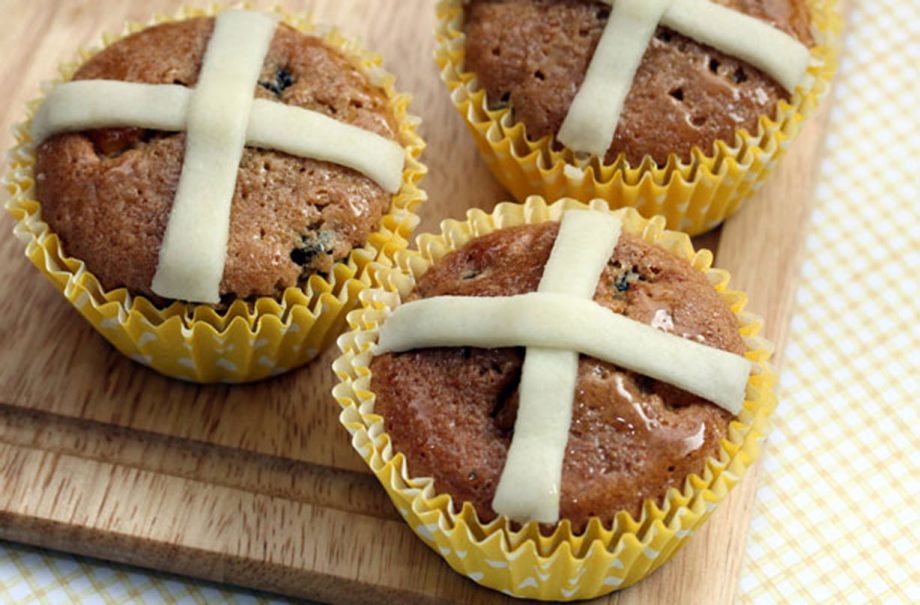 Hot cross bun cupcakes