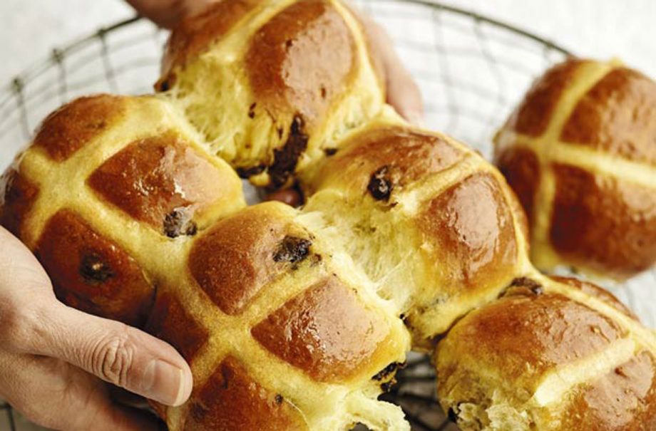 Lisa Faulkner’s choc chip hot cross buns