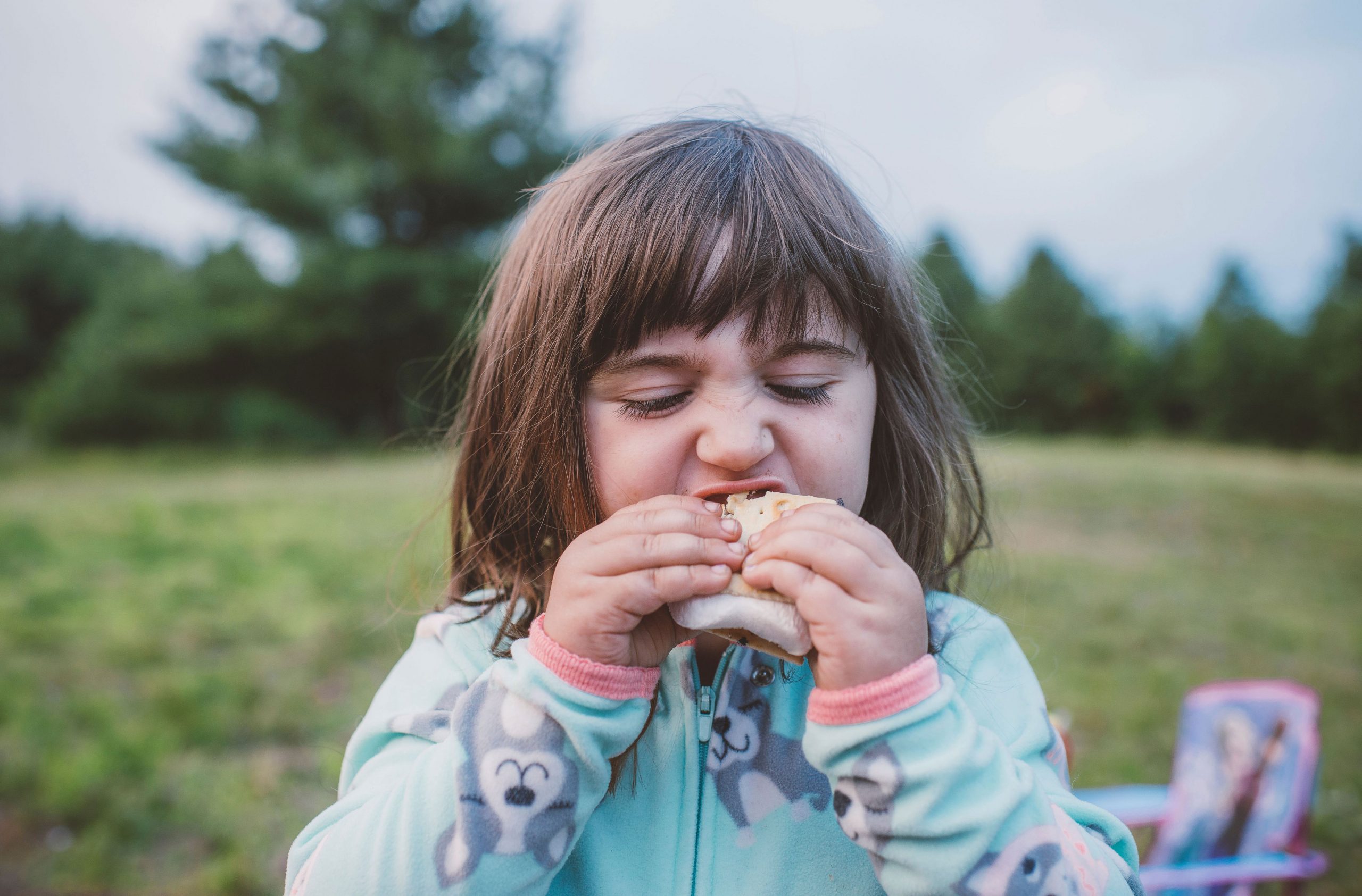 Mum divides opinion after feeding her child peanut butter in public