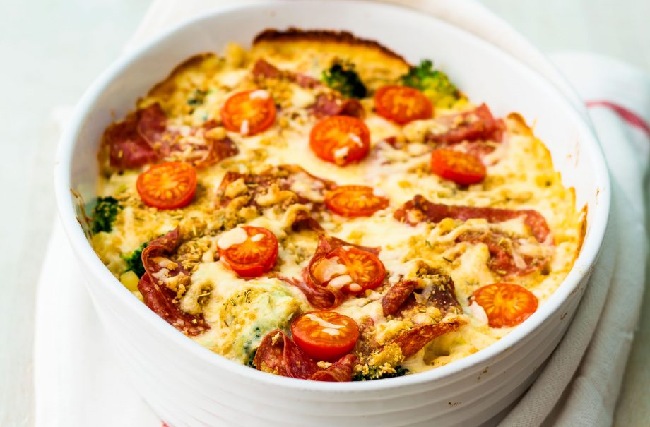 Baked macaroni cheese with tomatoes
