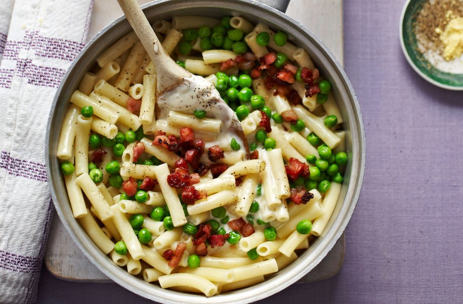 Macaroni cheese with peas