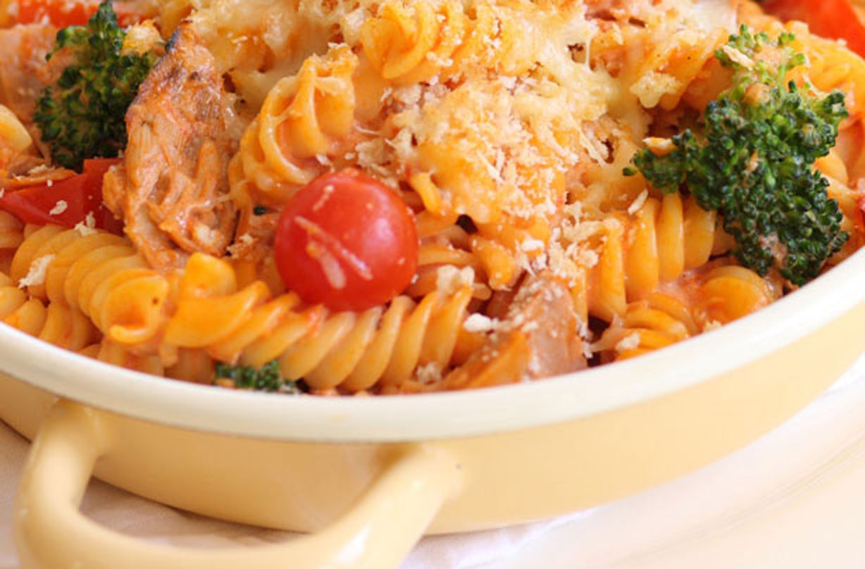 Tuna and broccoli pasta bake