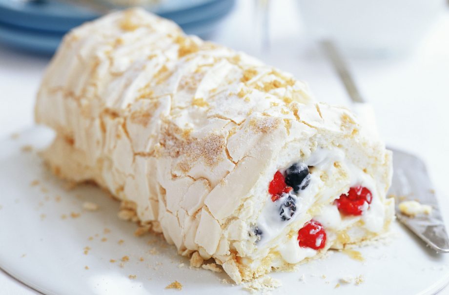 Low-fat lemon meringue roulade