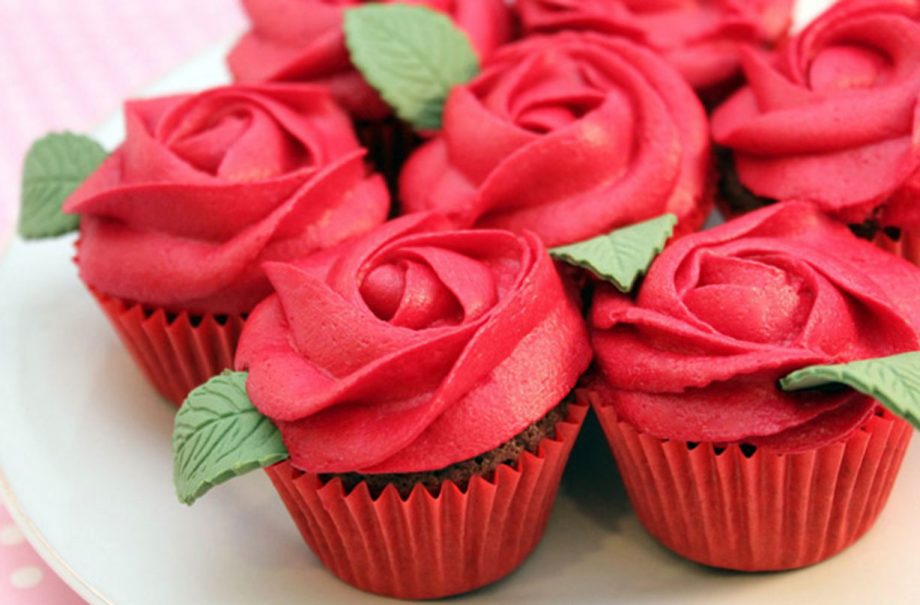 Red rose cupcakes