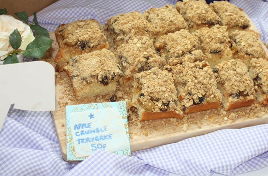 Apple crumble tray bake