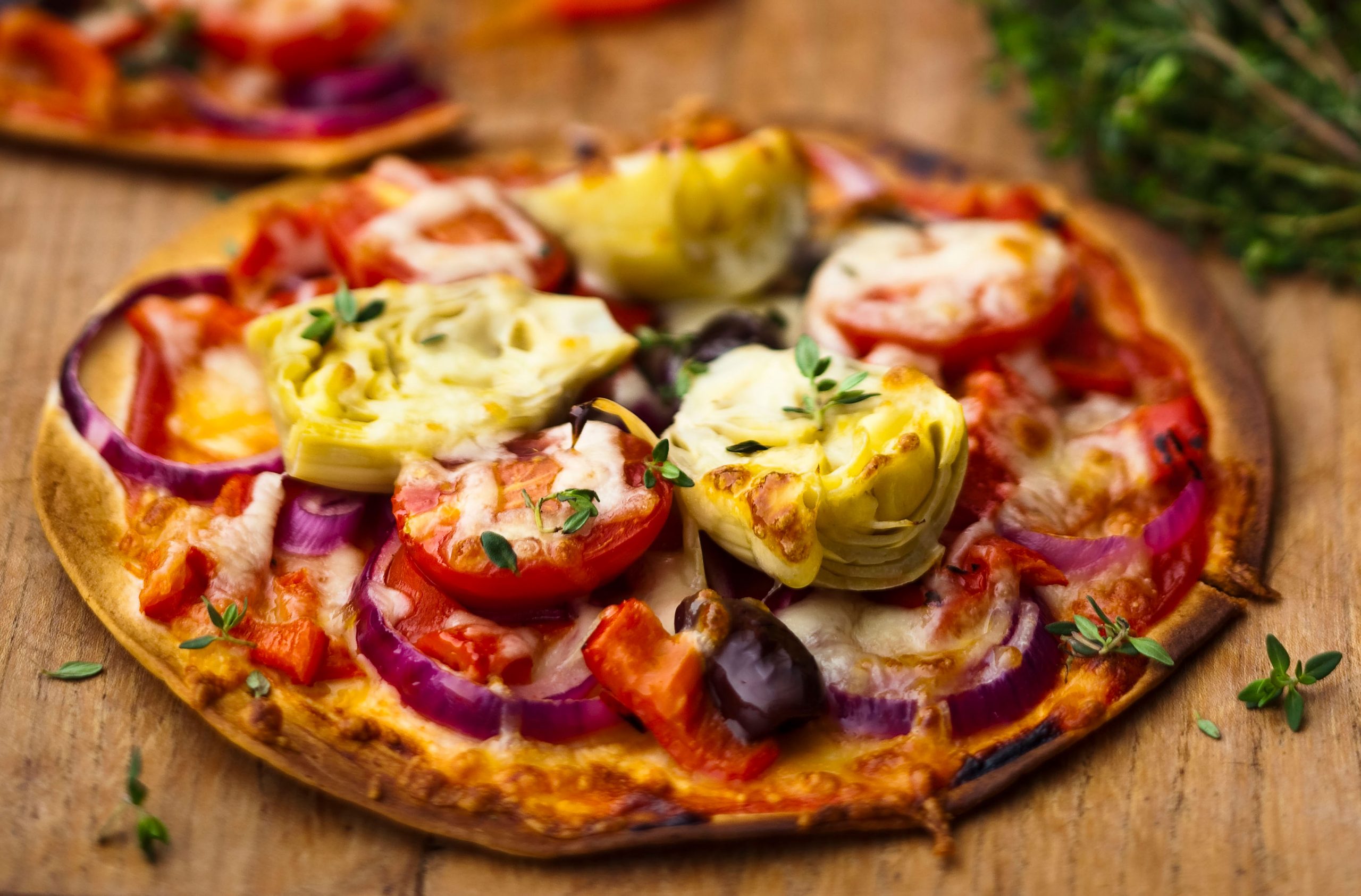 Red onion artichoke and tomato pizza