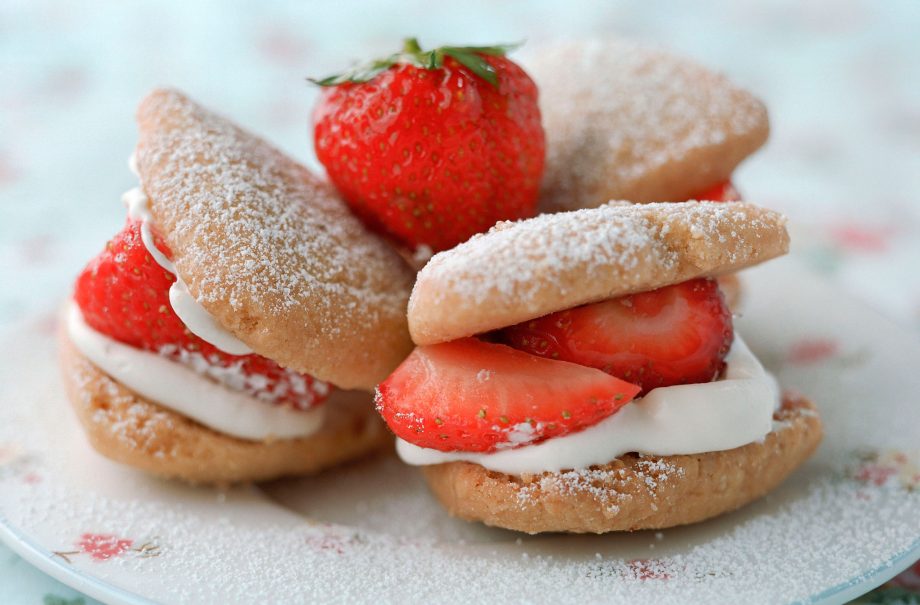Strawberry and mascarpone shortbreads