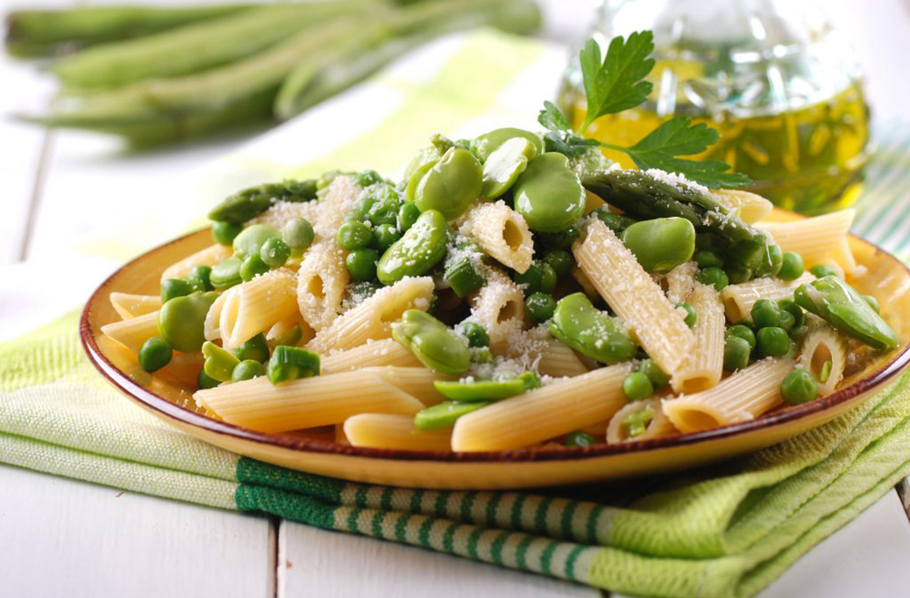 Pasta, avocado and minty beans salad