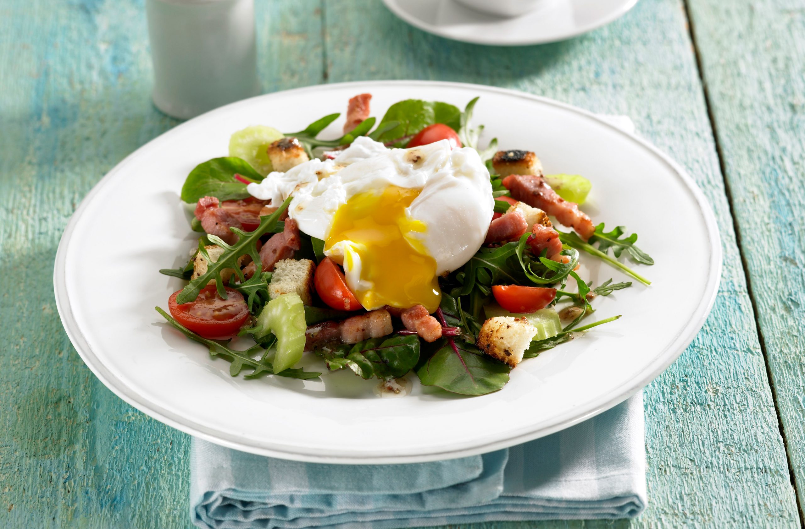 Poached egg and bacon salad