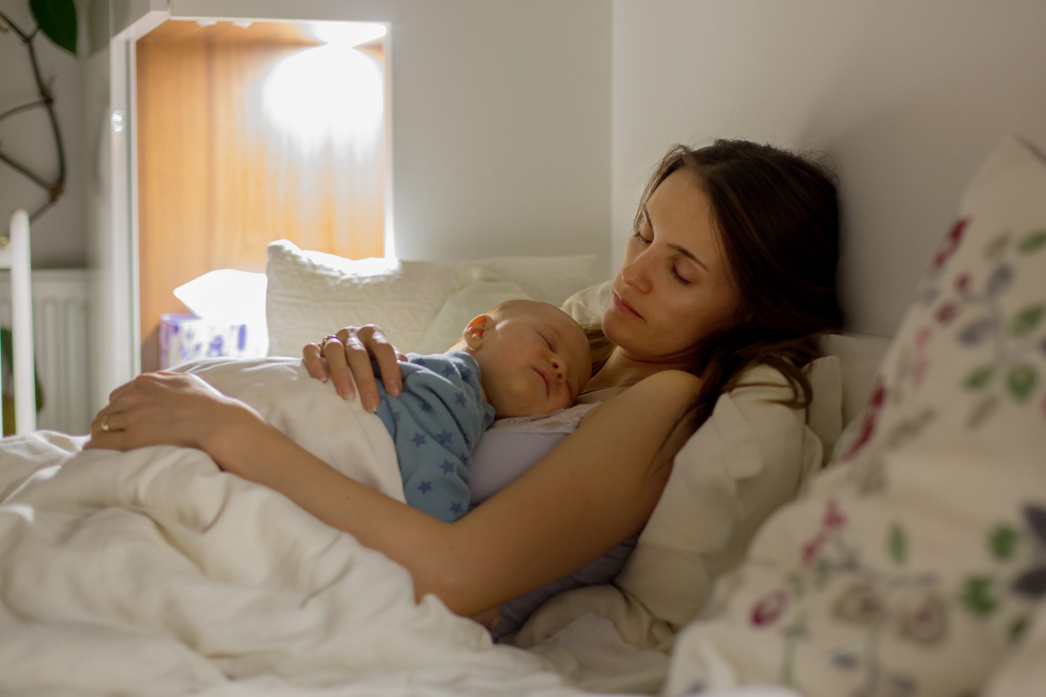 Cosleeping with your baby benefits, risks and how to do it safely