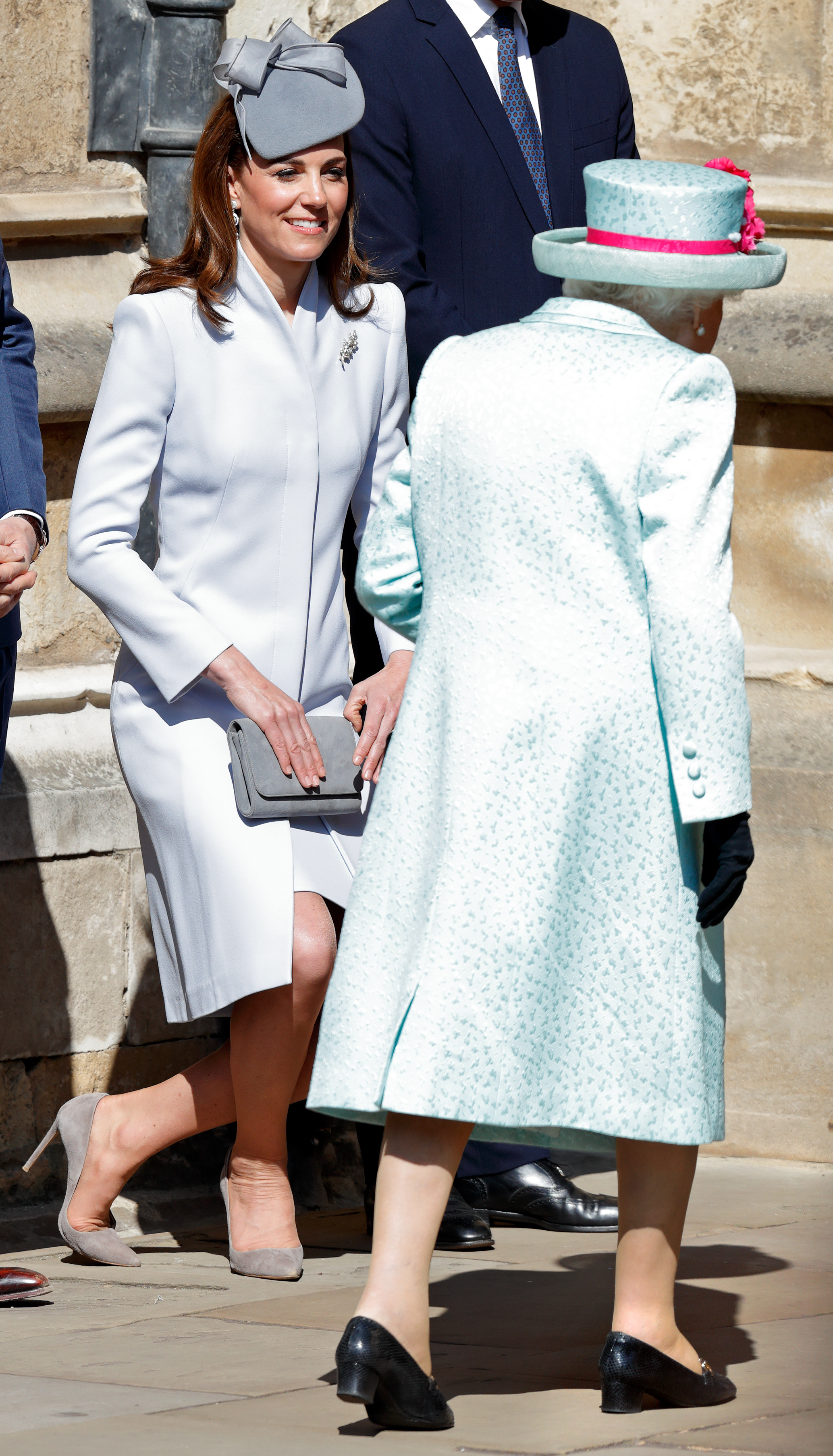 royal hierarchy: who bows to who?