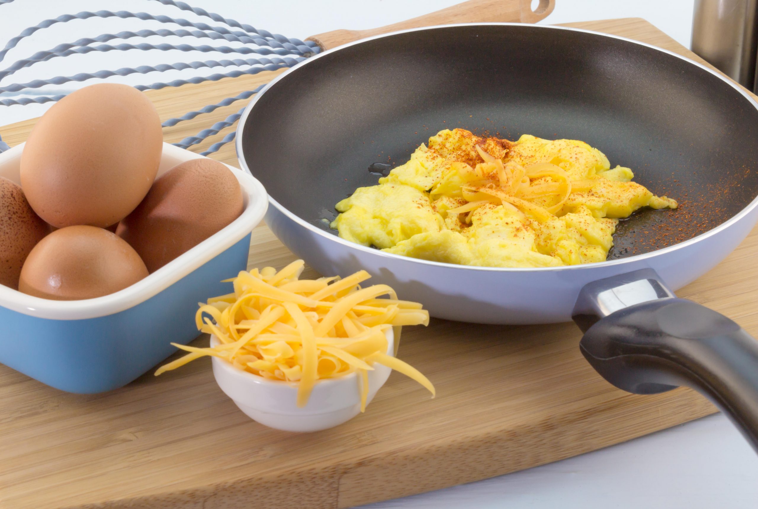 Cooking scrambled eggs with cheese