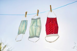 masques accrochés à une corde à linge - Quand les masques faciaux deviendront-ils obligatoires