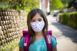 jeune fille portant un masque - Quand les masques faciaux deviendront-ils obligatoires