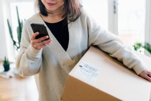 Woman holding box avec Black Friday Argos deals 2020