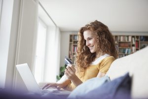 femme recherche les meilleures offres du vendredi noir argos 2020 sur un ordinateur portable
