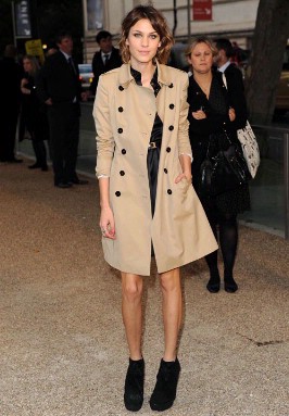 Alexa Chung's fashionable life! - Alexa Chung in Burberry - 13